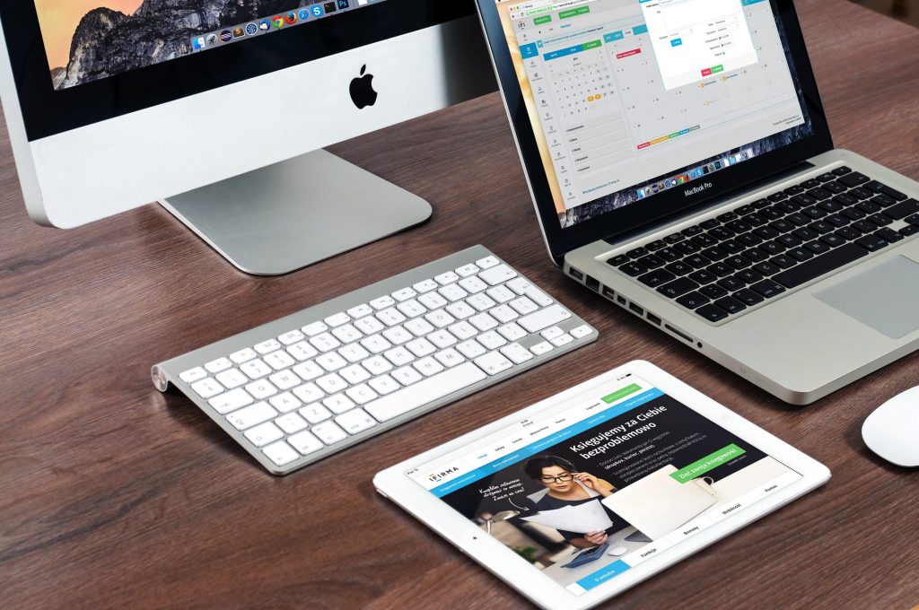 Laptop waarop het verschil tussen hosting partijen wordt besproken voor bedrijfswebsites