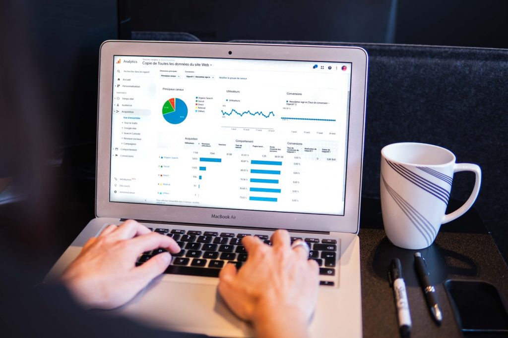 Visualisatie van adverteren binnen Google met zoekresultaten en advertentieplaatsen bovenaan